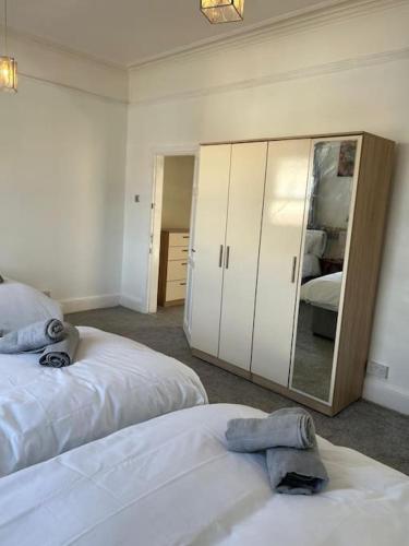 Ένα ή περισσότερα κρεβάτια σε δωμάτιο στο Stylish Large comfortable 5 bedroom house