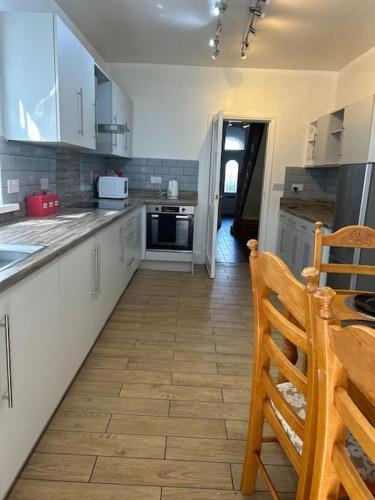 Η κουζίνα ή μικρή κουζίνα στο Stylish Large comfortable 5 bedroom house