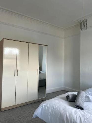 Ένα ή περισσότερα κρεβάτια σε δωμάτιο στο Stylish Large comfortable 5 bedroom house