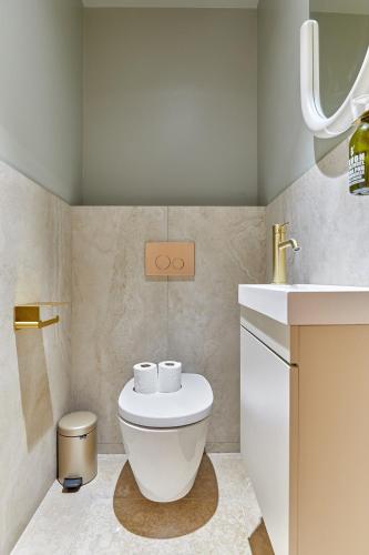 une salle de bain avec toilettes et lavabo dans l'établissement Terrace apartment Trocadero Eiffel Tower by Studio Prestige, à Paris