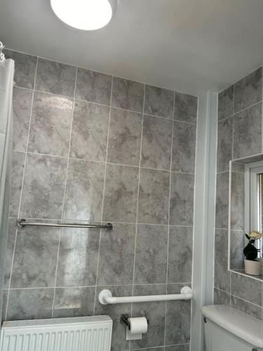 Ένα μπάνιο στο Stylish Large comfortable 5 bedroom house