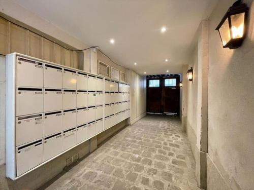 Le Marais Gallery - Elegant 1-Bedroom Apartment