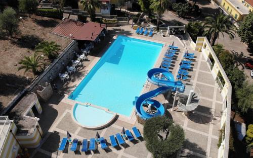 an overhead view of a swimming pool with blue chairs at Residence Porticello in Vieste