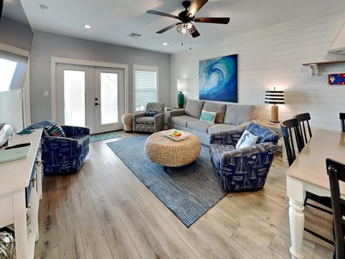 una sala de estar con un sofá y una mesa en Copano Coastal Gem, en Rockport