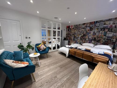 Postel nebo postele na pokoji v ubytování Pop Art Luxury Room Marylebone