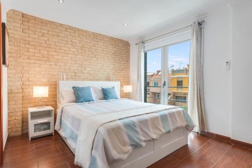 een slaapkamer met een bed en een groot raam bij Encanto Arinaga in Cruce de Arinaga