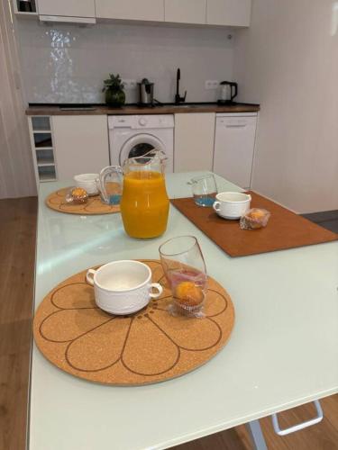 a kitchen counter with two glasses of orange juice at A&R Isla de la Palma in San Sebastián de los Reyes