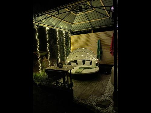 a room with a bathtub and a table with a bench at gemütliche rustikale Wohnung mit Kamin und optionalem Whirlpool in Bad Sobernheim