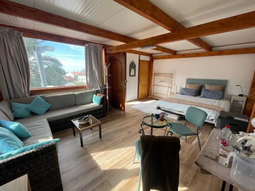 a living room with a couch and a bed at CHALET en la PLAYA CON PISCINA in Marbella