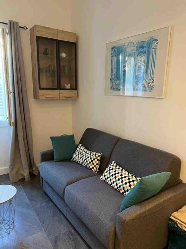 un salon avec un canapé et une table dans l'établissement Massena : Hyper Centre Studio 2p, à Nice