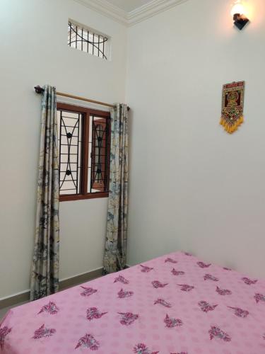 Кровать или кровати в номере Madhuban Homestay 1 Ujjain