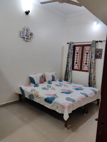 Кровать или кровати в номере Madhuban Homestay 1 Ujjain