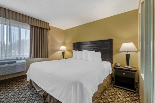 a hotel room with a large bed and a window at Best Western Plus InnTowner Madison in Madison