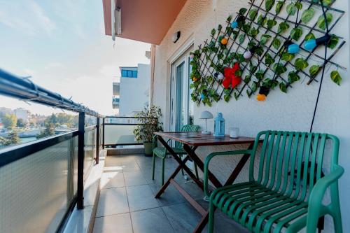 a balcony with a table and chairs and a window at Debbie's διαμέρισμα δίπλα στο νερό ! in Chalkida