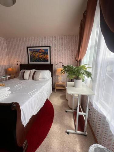 a bedroom with a bed and a table with a plant at Banquet Hotels Tacoma-Lakewood-Puyallup-DuPont-Lacey-Olympia in DuPont