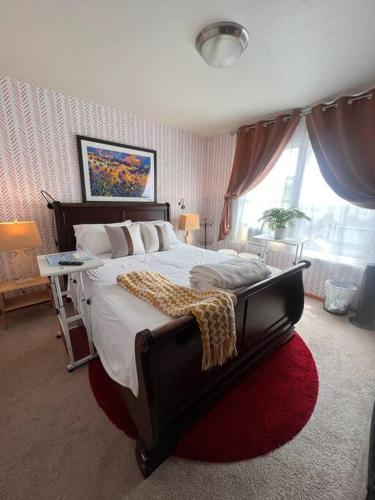 a bedroom with a large bed with a red rug at Banquet Hotels Tacoma-Lakewood-Puyallup-DuPont-Lacey-Olympia in DuPont