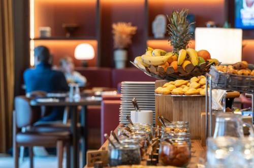 - une table avec un bol de fruits dans l'établissement Novotel Nantes Centre Bord de Loire, à Nantes