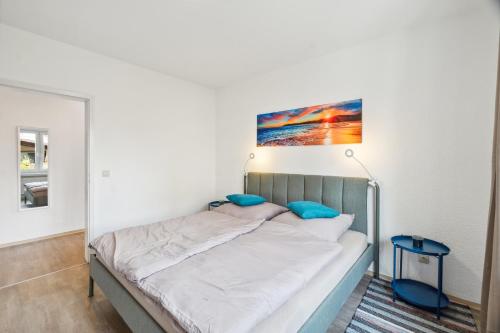 a bedroom with a bed and a painting on the wall at WIESE 18 im Cottbuser Süden in Cottbus