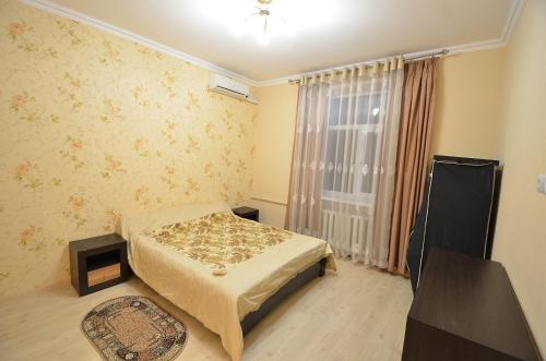 ムィコラーイウにあるLux Apartment Sobornayaの小さなベッドルーム(ベッド1台、窓付)