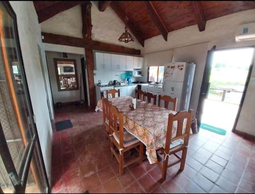 ein Esszimmer mit Tisch und eine Küche in der Unterkunft Casa Naranja in San Javier