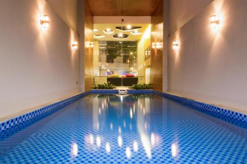 uma piscina interior com azulejos azuis num edifício em Starlet Hotel em Nha Trang