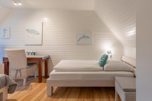 Giường trong phòng chung tại Neukoog Auszeit