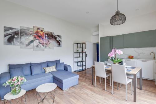 un salon avec un canapé bleu et une table dans l'établissement BRP Cannes Center, Sixteen-Bedroom Luxury House, à Cannes