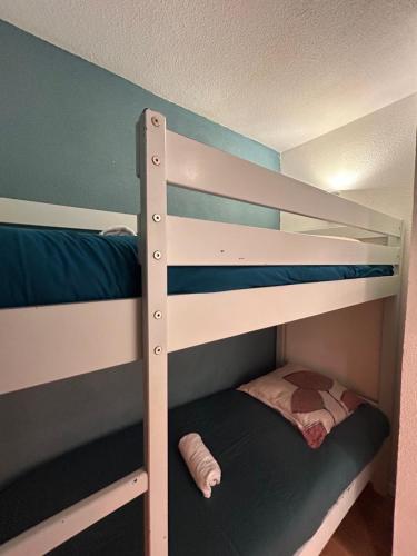 une chambre avec deux lits superposés dans l'établissement Havre de paix Climatisé parking T1, à Lourdes