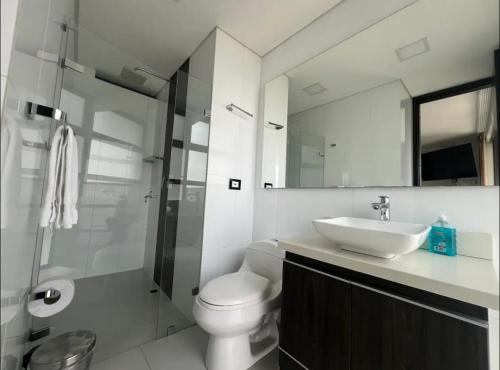 Un baño de Modern Units Poblado with stunning view