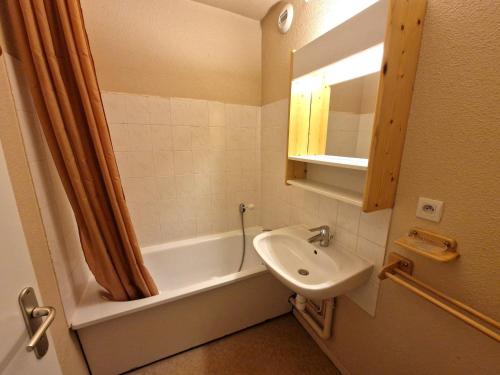 La petite salle de bains est pourvue d'un lavabo et d'une baignoire. dans l'établissement Valfréjus: 2 pièces + cabine, centre station, 4/6 pers - FR-1-265-199, à Valfréjus