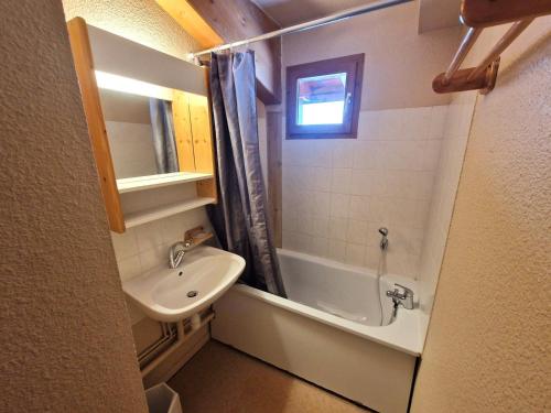 une salle de bain avec un lavabo et une baignoire et un lavabo dans l'établissement Appartement 2 pièces + cabine, 6 pers centre station Valfréjus avec balcon - FR-1-265-240, à Valfréjus