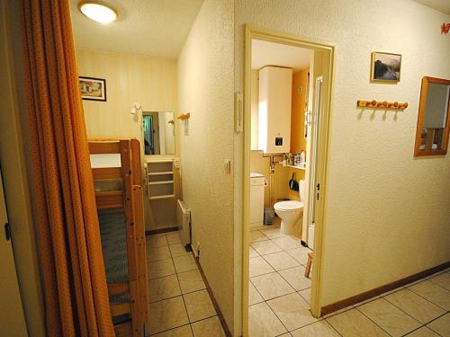 une salle de bain avec un lavabo et des toilettes dans une chambre dans l'établissement Studio 38m² pour 6 pers, proche pistes & commerces, animaux acceptés - FR-1-636-12, à Orcières