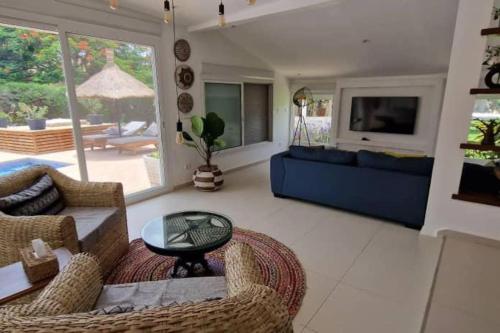 Ruang duduk di Villa Adjana Seaside