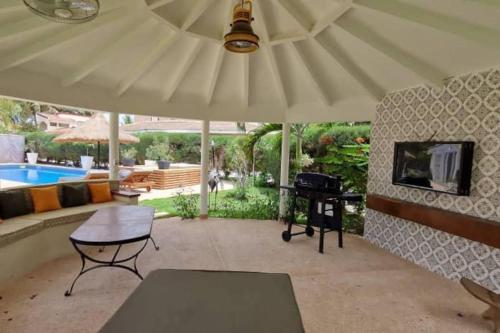Televisyen dan/atau pusat hiburan di Villa Adjana Seaside