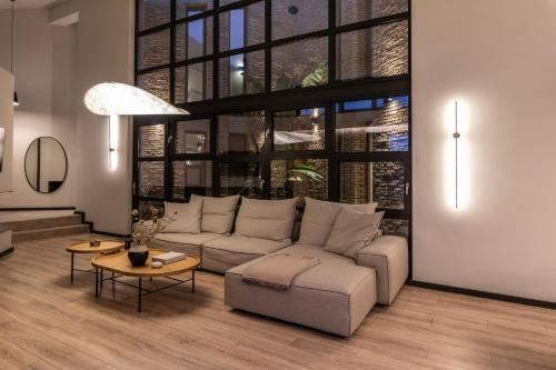 un soggiorno con un divano e un tavolo di Terra Segreda · slow living villa by ikies 3 a Volos