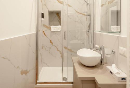 une salle de bain avec une douche en verre et un lavabo dans l'établissement B&B Interno 5, à Naples