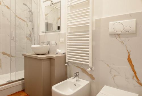 une salle de bain blanche avec un lavabo et des toilettes dans l'établissement B&B Interno 5, à Naples