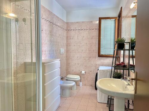 a bathroom with a toilet and a sink at Valpolicella Lodge parking gratuito fino a 4 pax in SantʼAmbrogio di Valpolicella