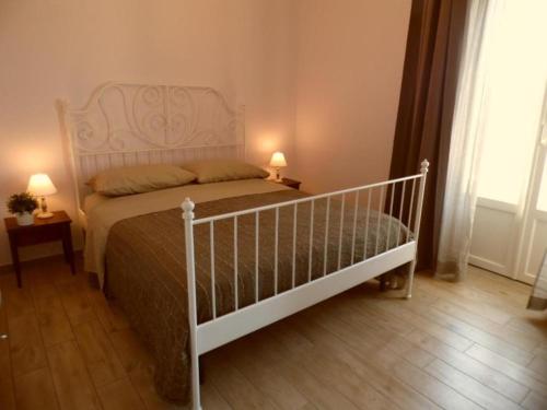 a bedroom with a white bed and two lamps at Agriturismo Melona in Bolsena