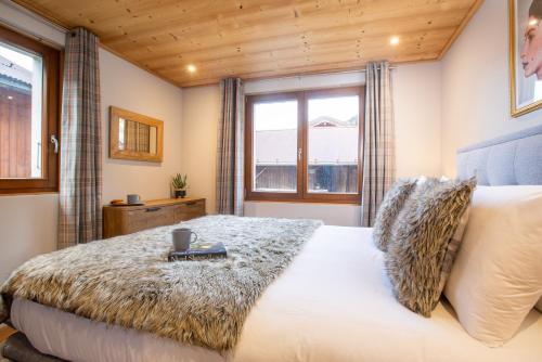 une chambre avec un lit et une fenêtre dans l'établissement Cosy 2 bed apartment situated in Morzine old town, à Morzine