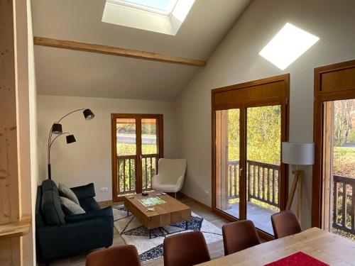 un salon avec un canapé et une table dans l'établissement Lighthouse - a chalet inspired penthouse perfect for all seasons, à Saint-Jean-dʼAulps