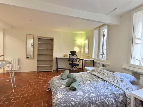 Ένα ή περισσότερα κρεβάτια σε δωμάτιο στο Côté Cour de Miss K