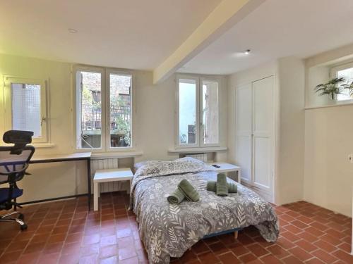 Ένα ή περισσότερα κρεβάτια σε δωμάτιο στο Côté Cour de Miss K