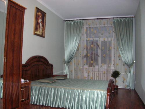 ヴィーンヌィツャにあるApartment On Sobornayaのベッドルーム(ベッド1台、窓付)
