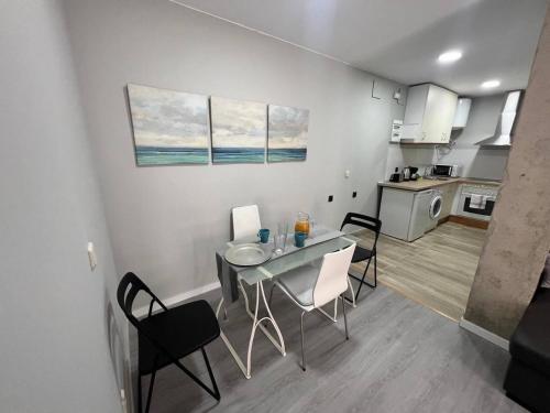 a kitchen and dining room with a table and chairs at A&R Santiago de Compostela in San Sebastián de los Reyes
