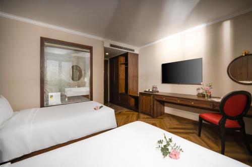 Voodi või voodid majutusasutuse Golden Lotus Luxury Hotel Danang - Complimentary Daily Afternoon Tea toas