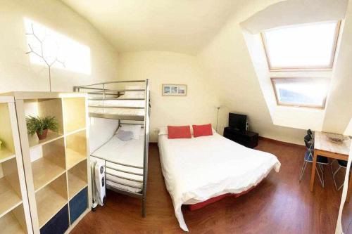 Postel nebo postele na pokoji v ubytování Serraneu studio con parking privado