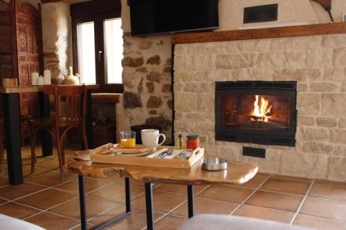 een woonkamer met een open haard en een salontafel bij El Rincón de San Juan in Marjaliza
