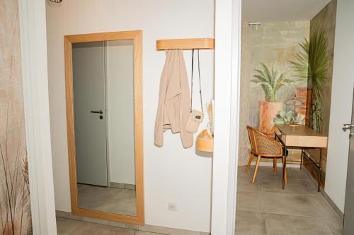 une porte menant à une chambre avec une table dans l'établissement Duplex T5 vue etang, terrasse & suite parentale, à Sète