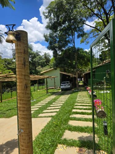 a fence with a head on it next to a house at Pousada Cigarras da Serra in Serra do Cipo